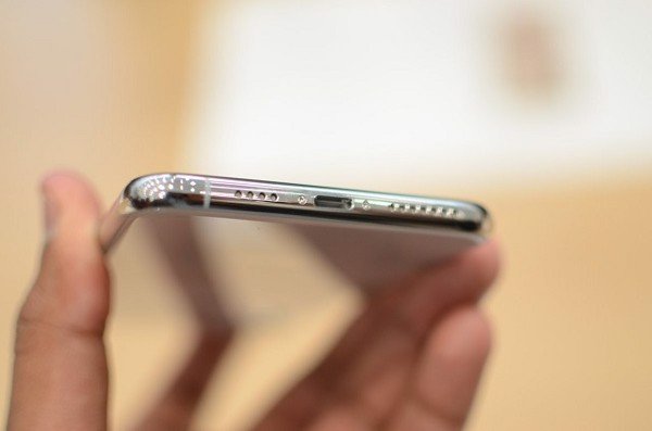 Cổng kết nối của iPhone cũng có thể là nguyên nhân dẫn đến phím Home trên thiết bị của bạn bị liệt